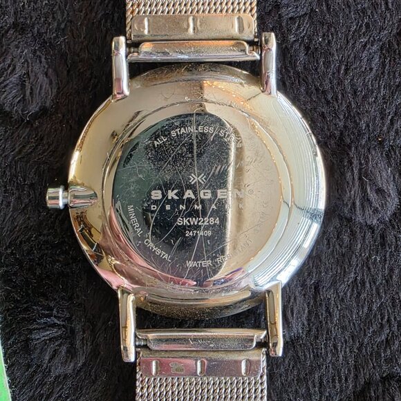 Item #W94 Skagen silver 1.25in face adjustable band Watch - Picture 3 of 3